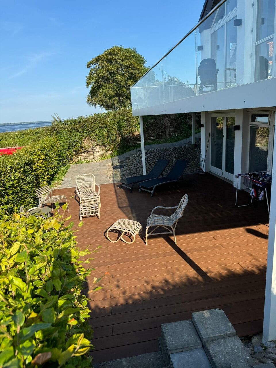 Færdig træterrasse ved strandhus
